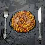 چه مقدار پروتئین برای سالمندان لازم است – تصویر ظرف حاوی پروتئین مناسب برای مصرف روزانه