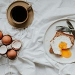 صبحانه سالم با تخم مرغ نیمرو روی نان تست و تخم مرغ کامل، مناسب برای سلامت قلب